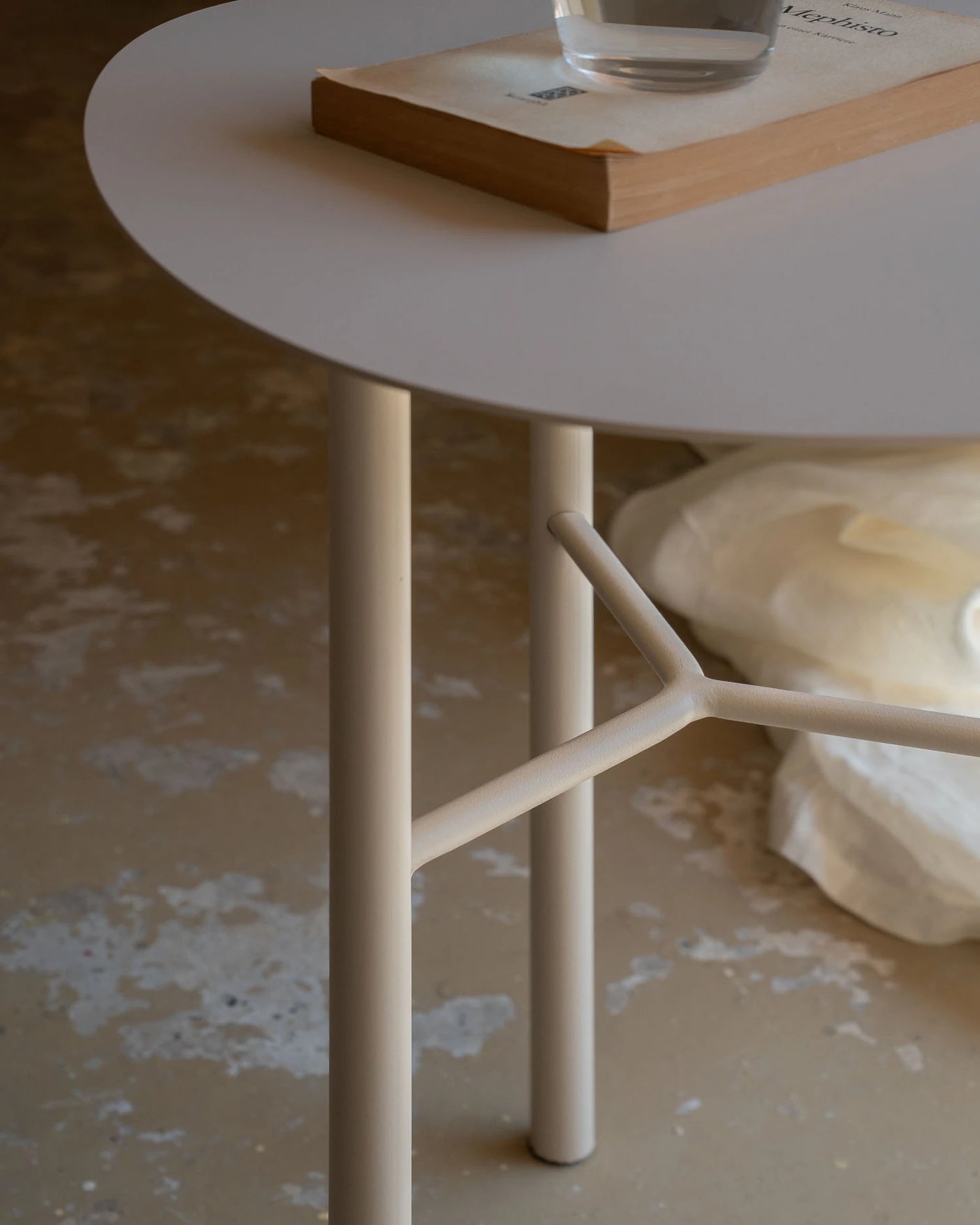 Mesa auxiliar metálica Helle beige 50 x 45 cm