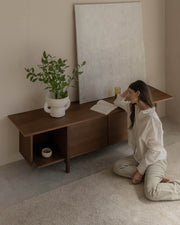 Mueble de TV Kai de roble moka 190 x 43,5 cm