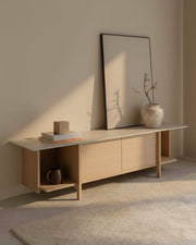 Mueble de TV Kai de roble nude y sobre de porcelánico Duna 190 x 43,5 cm