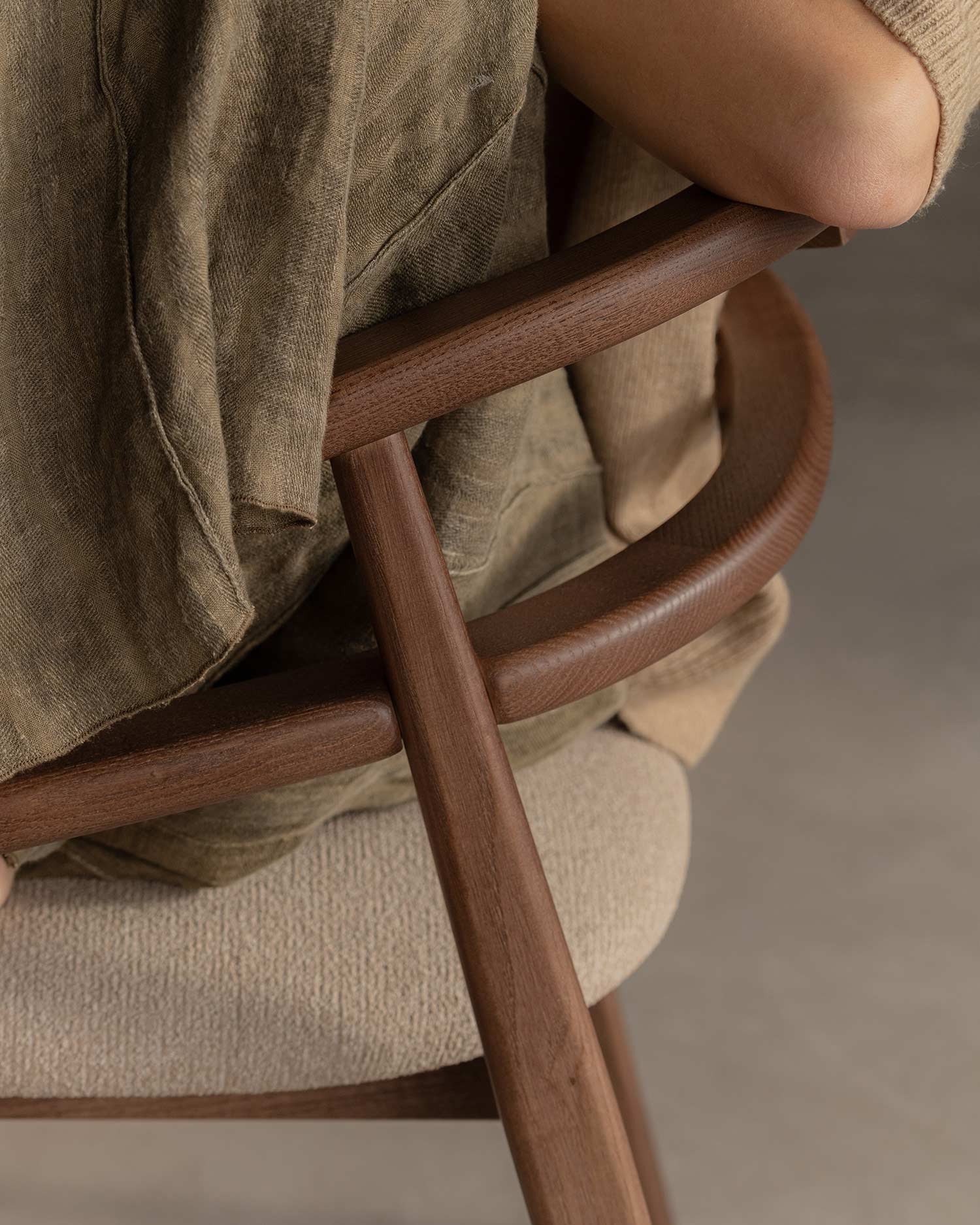 Silla Dua con estructura de madera maciza de fresno con acabado moka y tapizado tostado con tecnología Aquaclean®