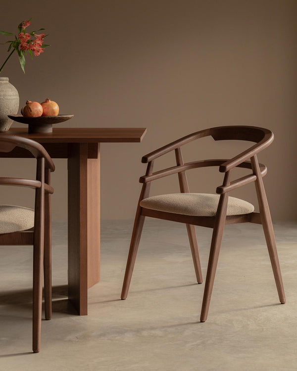 Pack de 2 sillas Dua con estructura de madera maciza de fresno con acabado moka y tapizado tostado con tecnología Aquaclean®