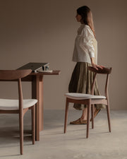 Silla Nuda con estructura de madera maciza de fresno con acabado moka y tapizado crudo con tecnología Aquaclean®