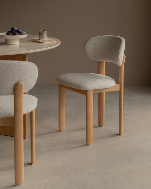 Silla Ondina con estructura de madera maciza de haya natural y tapizado beige con tecnología Aquaclean®