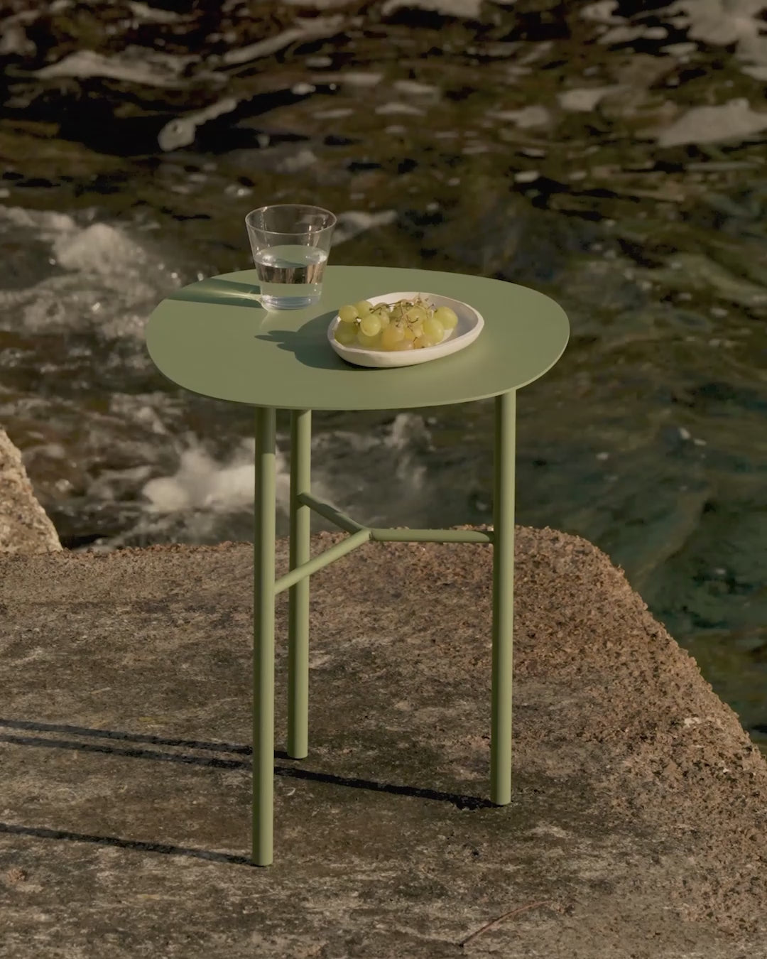Cargar vídeo: Mesa auxiliar metálica Helle verde 45 cm
