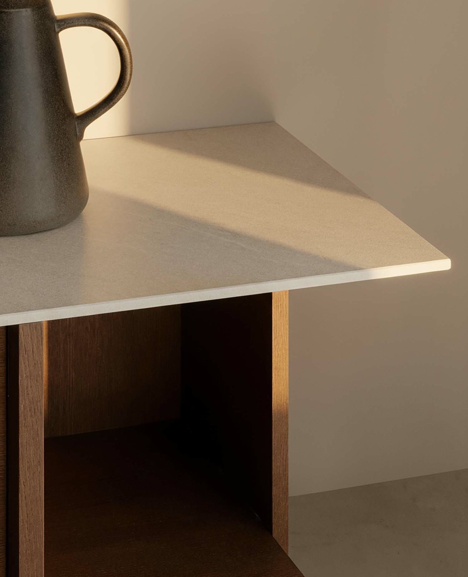 aplica_exactamente_la_misma_iluminacin_natural_clida_que_en_la_imagen_anterior-_un_rayo_de_luz_de_v_pomnmx7epw0rnat7uben_1 aplica_exactamente_la_misma_iluminacin_natural_clida_que_en_la_imagen_anterior-_un_rayo_de_luz_de_v_pomnmx7epw0rnat7uben_1