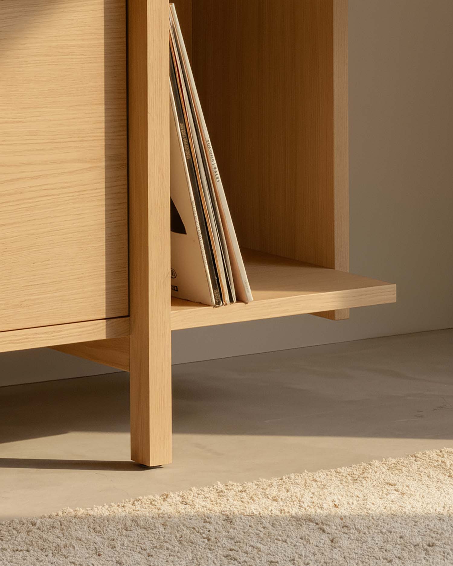 aplica_un_rayo_de_luz_de_ventana_lateral_con_tono_dorado_suave_proyectando_sombras_y_direccin_de_lu_46m3ek37a703c20j6kac_1