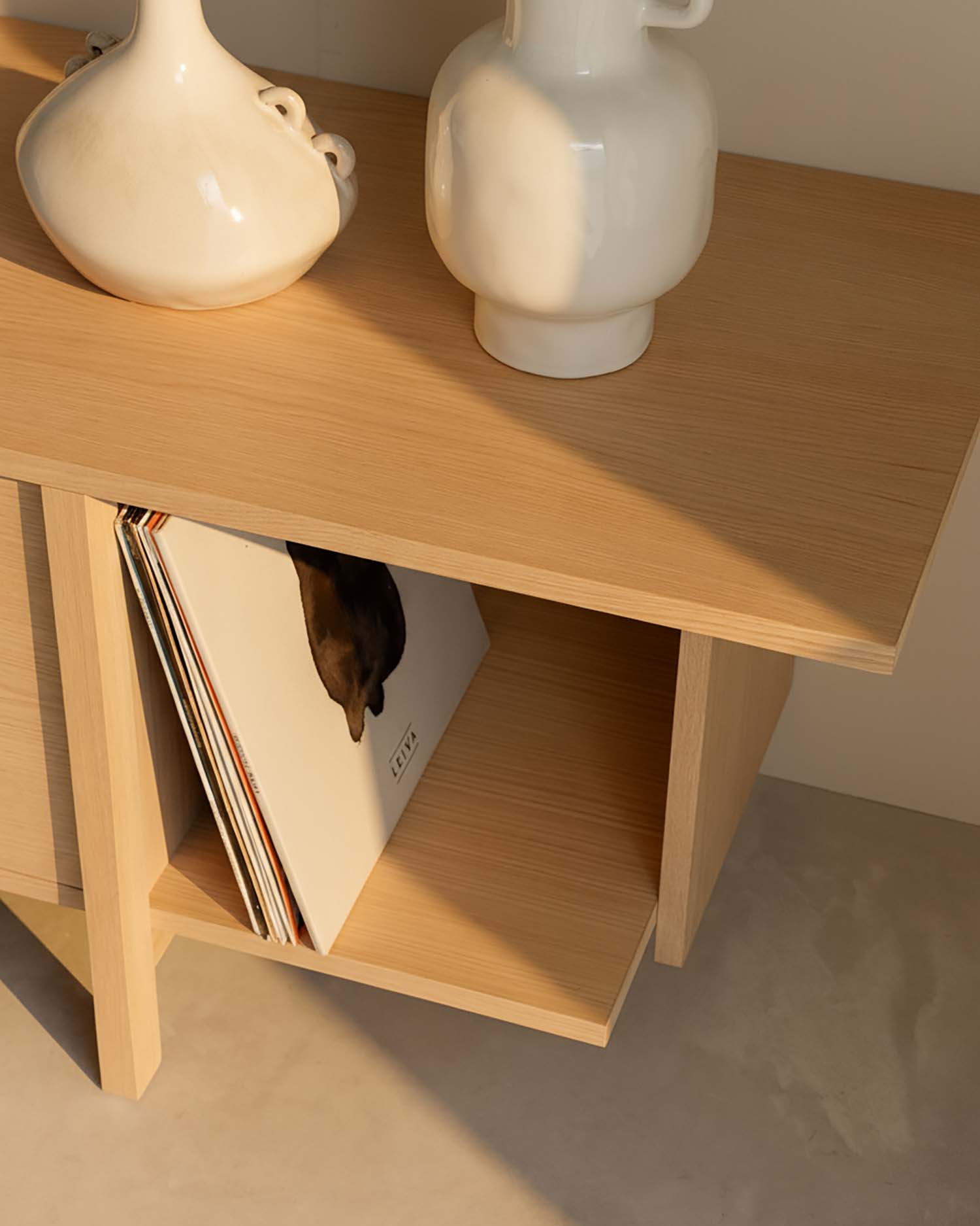 aplica_un_rayo_de_luz_de_ventana_lateral_con_tono_dorado_suave_proyectando_sombras_y_direccin_de_lu_ad0qbfe0cg0b0i5hzsto_1