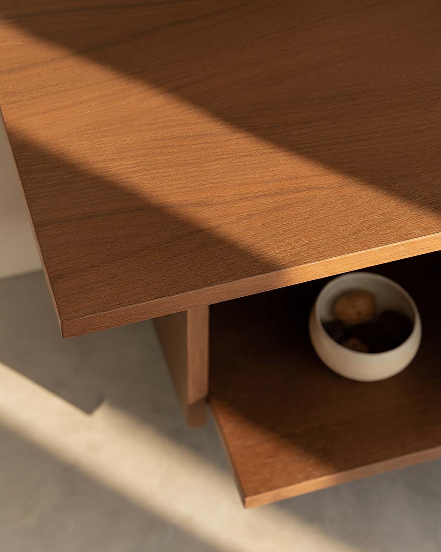 aplica_un_rayo_de_luz_de_ventana_lateral_con_tono_dorado_suave_proyectando_sombras_y_direccin_de_lu_k0jqms8zfhw0nfyl8kcd_0